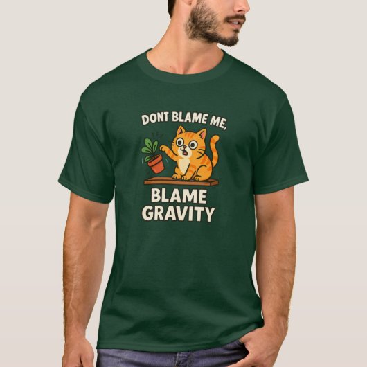 重力のせいにする おもしろ猫 ものが倒れる デザイン Tシャツ (正面)