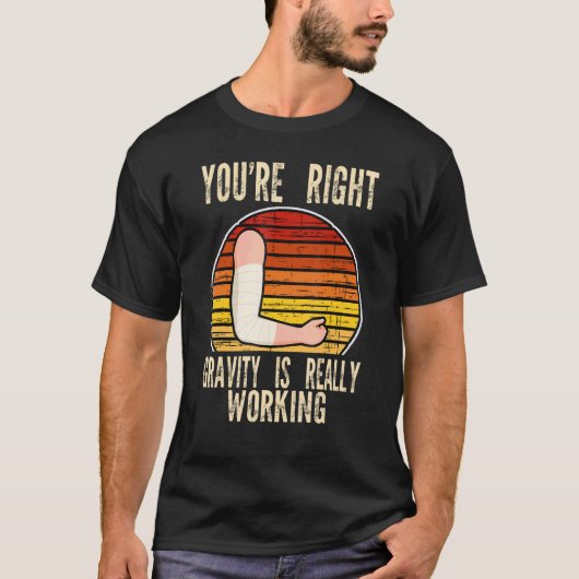 重力は働いているって、そうよね 骨折 壊れた 腕 Tシャツ (正面)