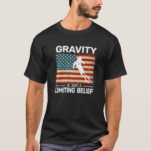 重力は限界信念アメリカ国旗の雪スキーだ Tシャツ (正面)