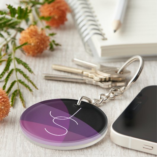 重複するイニシャル |紫モダンとピンク キーホルダー (正面右)