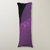 重複するイニシャル |紫モダンとピンク ボディピロー (正面縦)