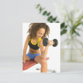 重量を持ち上げる女性 ポストカード (スタンド正面)