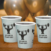 重量を持ち上げる強い男性 – 男性勇気付けられる 紙コップ