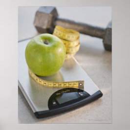 重量スケールのグリーンアップル、テープメジャーおよび ポスター