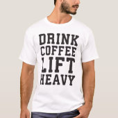 重量物を持ち上げ、コーヒーを飲む – ジおもしろいムやる気を起こさせる Tシャツ (正面)