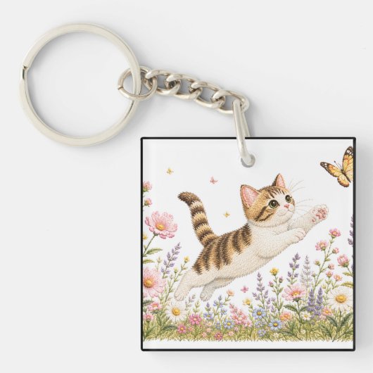 野の花でチョウを追う刺繍の子猫 キーホルダー (正面)