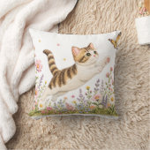 野の花でチョウを追う刺繍の子猫 クッション (ブランケット)