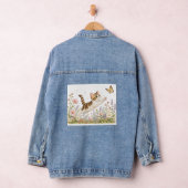 野の花でチョウを追う刺繍の子猫 デニムジャケット (ハンガー)