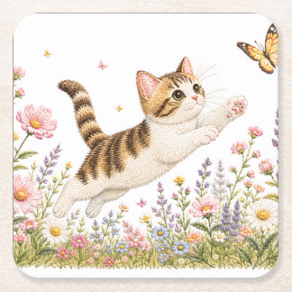 野の花で蝶を追う刺繍の子猫 スクエアペーパーコースター