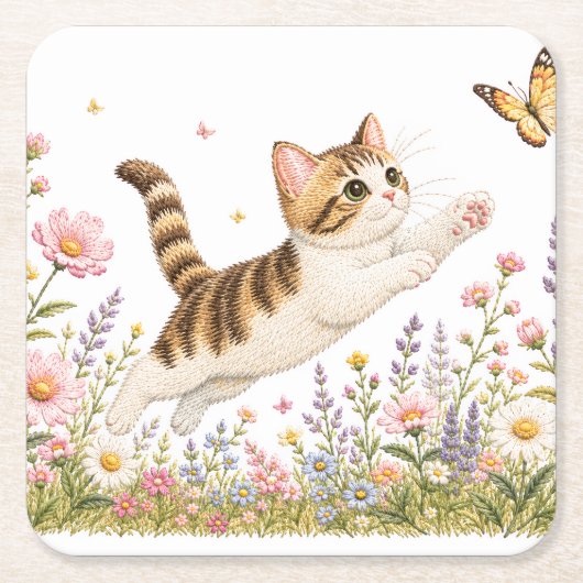 野の花で蝶を追う刺繍の子猫 スクエアペーパーコースター (正面)
