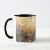 野の花と愛らしいふわふわの子猫のコーヒーマグ マグカップ (左)