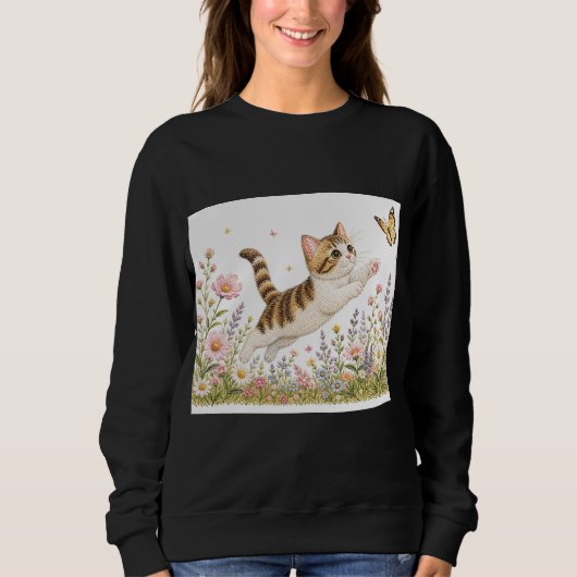 野の花の中で蝶を追う刺繍の子猫 スウェットシャツ (正面)