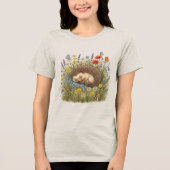 野の花の草原で眠るハリネズミの美しい風景 トライブレンドTシャツ (正面)
