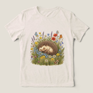 野の花の草原で眠るハリネズミの美しい風景 トライブレンドTシャツ