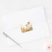 野の花の草原に佇む白いかわいいウサギ スクエアシール (封筒)