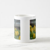野の黄色いチューリップ コーヒーマグカップ (中央)