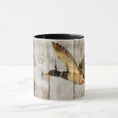 野ガモを飛ばす素朴な納屋の木製の西欧諸国 マグカップ (中央)