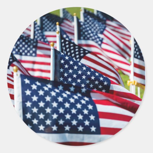 野原で誇らしげに振る400旗 ラウンドシール (正面)