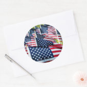 野原で誇らしげに振る400旗 ラウンドシール (封筒)