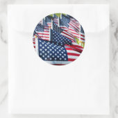 野原で誇らしげに振る400旗 ラウンドシール (バッグ)