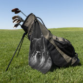 野原と木で囲まれた〔雄ジカの〕枝角を持つ鹿 ゴルフタオル (グリーン)