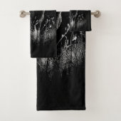 野原と木で囲まれた〔雄ジカの〕枝角を持つ鹿 バスタオルセット (インサイチュ)