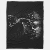 野原と木で囲まれた〔雄ジカの〕枝角を持つ鹿 フリースブランケット (正面)