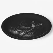 野原と木で囲まれた〔雄ジカの〕枝角を持つ鹿 ペーパープレート (アングル)