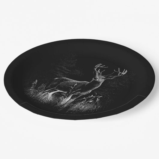 野原と木で囲まれた〔雄ジカの〕枝角を持つ鹿 ペーパープレート (アングル)