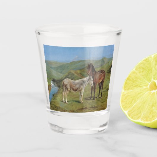 野原にライトグレーウマ科のの馬（家畜） ショットグラス (正面)