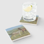 野原にライトグレーウマ科のの馬（家畜） ストーンコースター (横)