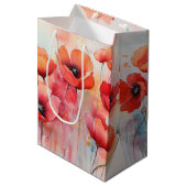 野原に咲く赤い水色のケシ ミディアムペーパーバッグ (正面アングル)