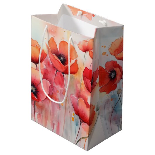 野原に咲く赤い水色のケシ ミディアムペーパーバッグ (正面アングル)