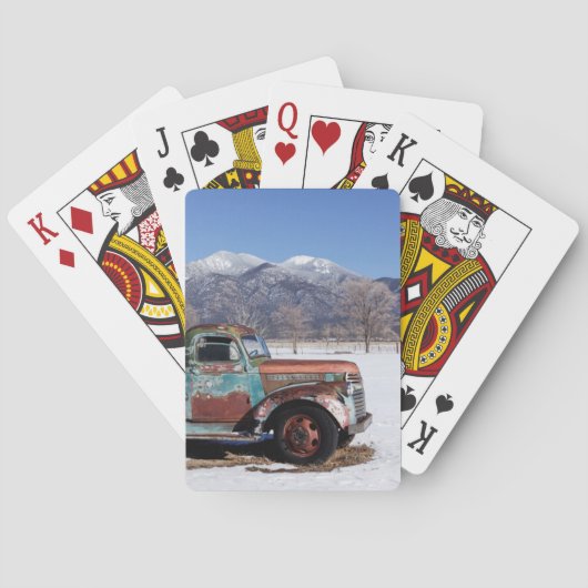 野原に座っている古いトラック トランプ (裏面)