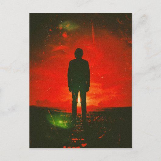 野原に立つ暗黒の謎のホラー ポストカード (正面)