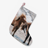野原に2頭の茶色の馬 スモールクリスマスストッキング (正面 (吊り時))