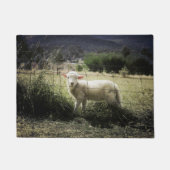 野原のフェンスの後ろの小さな白い子羊 ドアマット (正面)