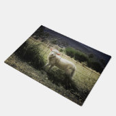 野原のフェンスの後ろの小さな白い子羊 ドアマット (アングル)