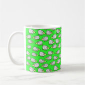 野原の羊の群れ コーヒーマグカップ (左)