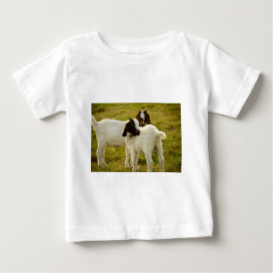 野原の茶色と白のヤギ2頭の写真 ベビーTシャツ