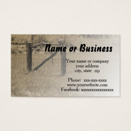 野原や牧草地による古い木製のフェンス