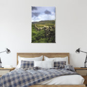 野原を貫く石の柵 キャンバスプリント (インサイチュ (寝室))