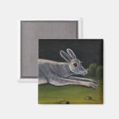 野原を跳び越える長い灰色のうさぎ マグネット (正面/裏面)