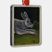 野原を跳び越える長い灰色のうさぎ メタルオーナメント (右)