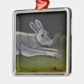 野原を跳び越える長い灰色のうさぎ メタルオーナメント (左)