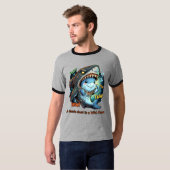 野性的なマスクの中の優しい心　キュートなサメ Tシャツ (正面フル)