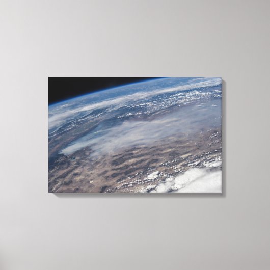 野火のまわりにヨセミテ国立公園。 キャンバスプリント (正面)