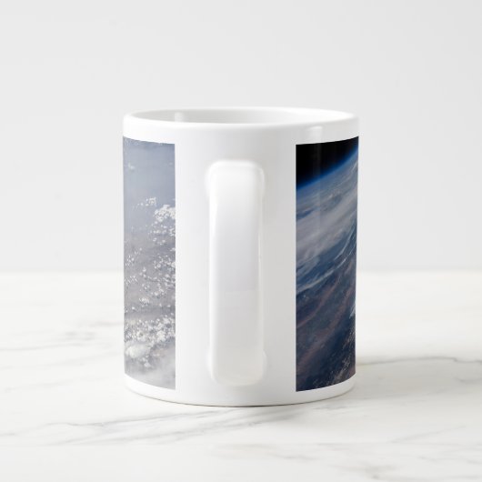 野火のまわりにヨセミテ国立公園。 ジャンボコーヒーマグカップ (裏面)