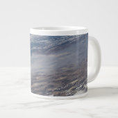 野火のまわりにヨセミテ国立公園。 ジャンボコーヒーマグカップ (正面右)