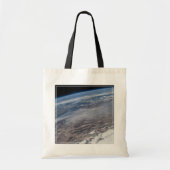 野火のまわりにヨセミテ国立公園。 トートバッグ (正面)